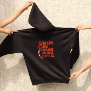 Polerón Canguro “We Love Him” – 1 Juan 4:19