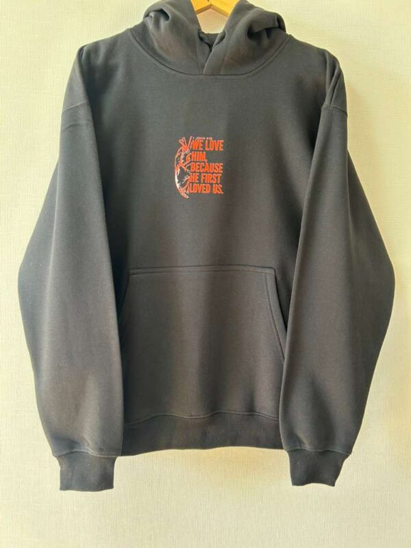 Polerón Canguro “We Love Him” – 1 Juan 4:19